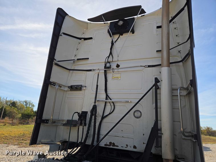 image for item EU3995 2019 Volvo Truck VNL semi truck