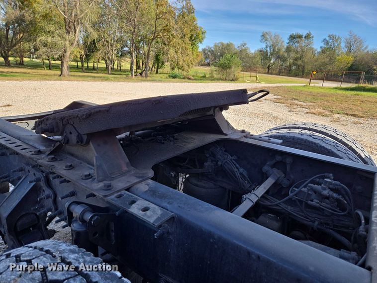 image for item EU3995 2019 Volvo Truck VNL semi truck