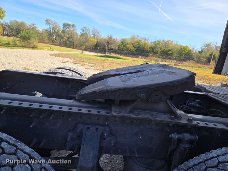 image for item EU3995 2019 Volvo Truck VNL semi truck