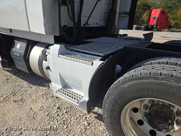 image for item EU3995 2019 Volvo Truck VNL semi truck