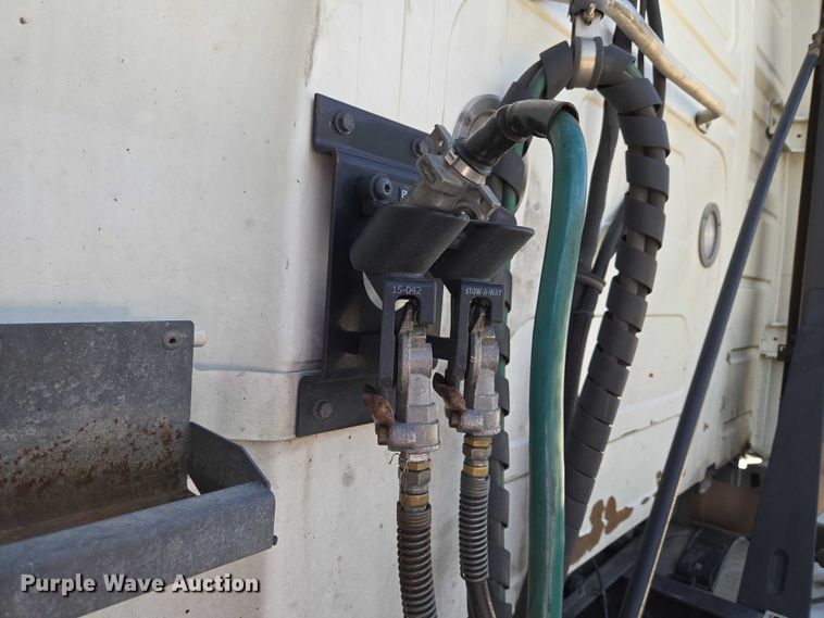 image for item EU3995 2019 Volvo Truck VNL semi truck