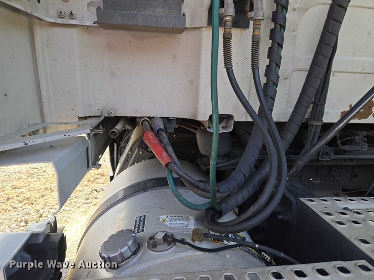 image for item EU3995 2019 Volvo Truck VNL semi truck