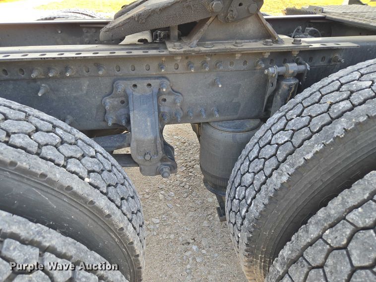 image for item EU3995 2019 Volvo Truck VNL semi truck