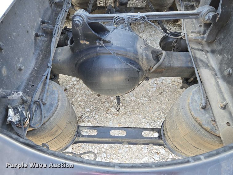 image for item EU3995 2019 Volvo Truck VNL semi truck