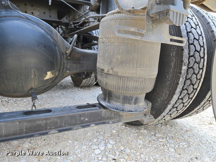 image for item EU3995 2019 Volvo Truck VNL semi truck