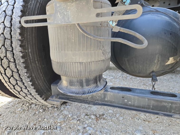 image for item EU3995 2019 Volvo Truck VNL semi truck