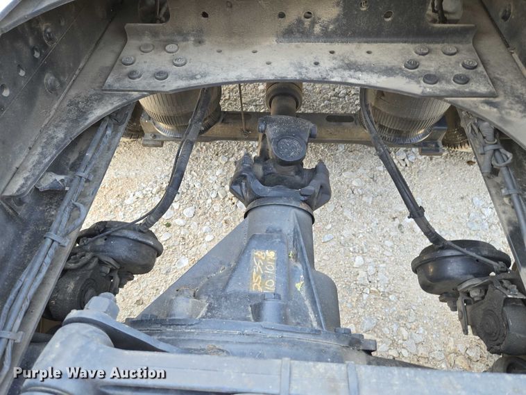 image for item EU3995 2019 Volvo Truck VNL semi truck