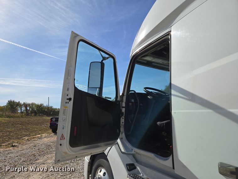 image for item EU3995 2019 Volvo Truck VNL semi truck
