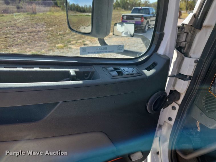 image for item EU3995 2019 Volvo Truck VNL semi truck