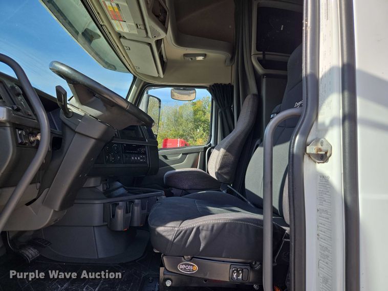 image for item EU3995 2019 Volvo Truck VNL semi truck