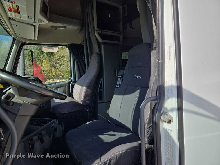 image for item EU3995 2019 Volvo Truck VNL semi truck