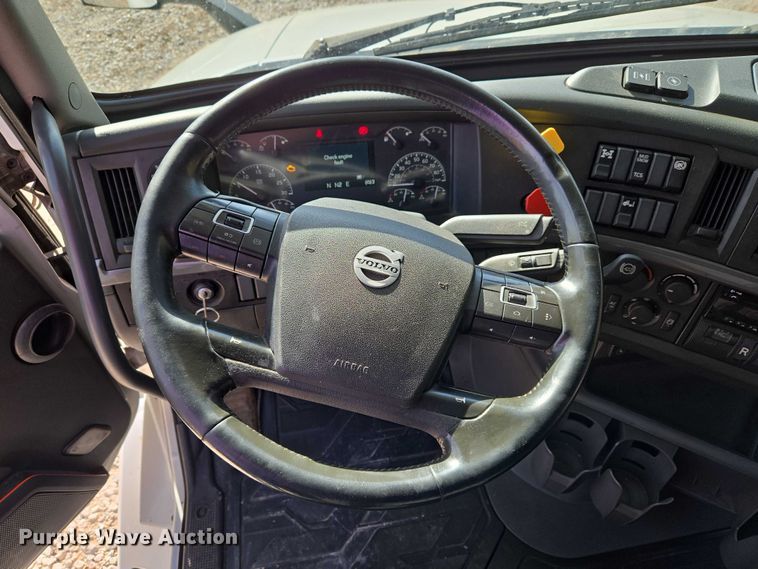 image for item EU3995 2019 Volvo Truck VNL semi truck