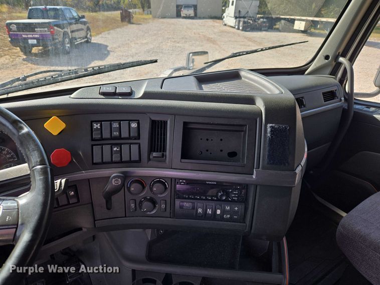 image for item EU3995 2019 Volvo Truck VNL semi truck