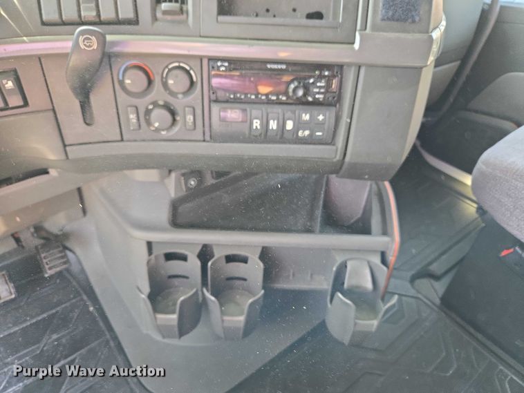 image for item EU3995 2019 Volvo Truck VNL semi truck