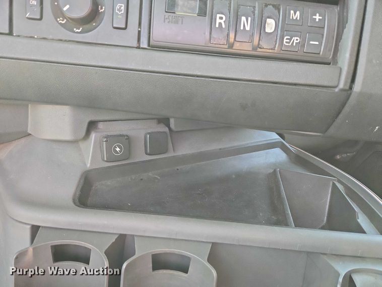 image for item EU3995 2019 Volvo Truck VNL semi truck