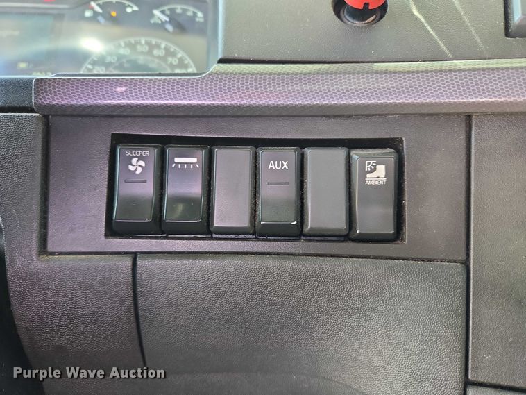 image for item EU3995 2019 Volvo Truck VNL semi truck