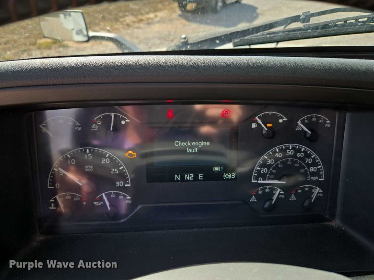 image for item EU3995 2019 Volvo Truck VNL semi truck