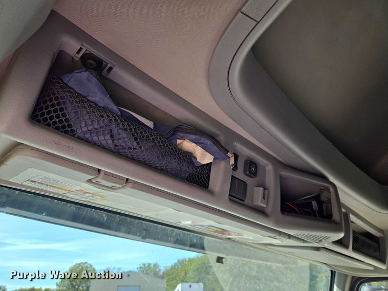 image for item EU3995 2019 Volvo Truck VNL semi truck