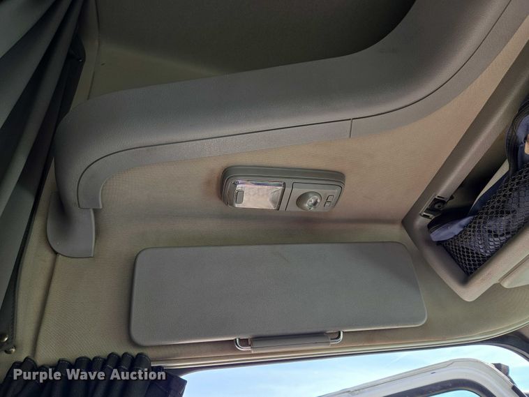 image for item EU3995 2019 Volvo Truck VNL semi truck