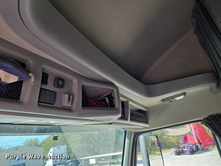 image for item EU3995 2019 Volvo Truck VNL semi truck