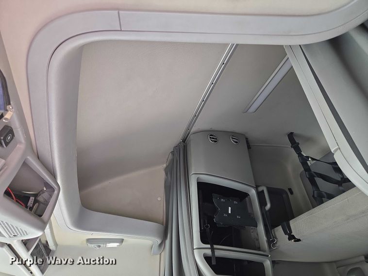 image for item EU3995 2019 Volvo Truck VNL semi truck