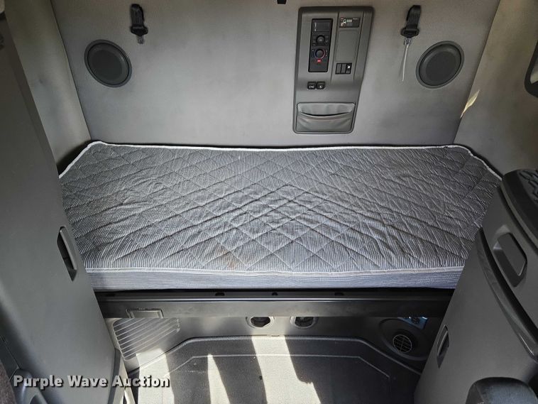 image for item EU3995 2019 Volvo Truck VNL semi truck