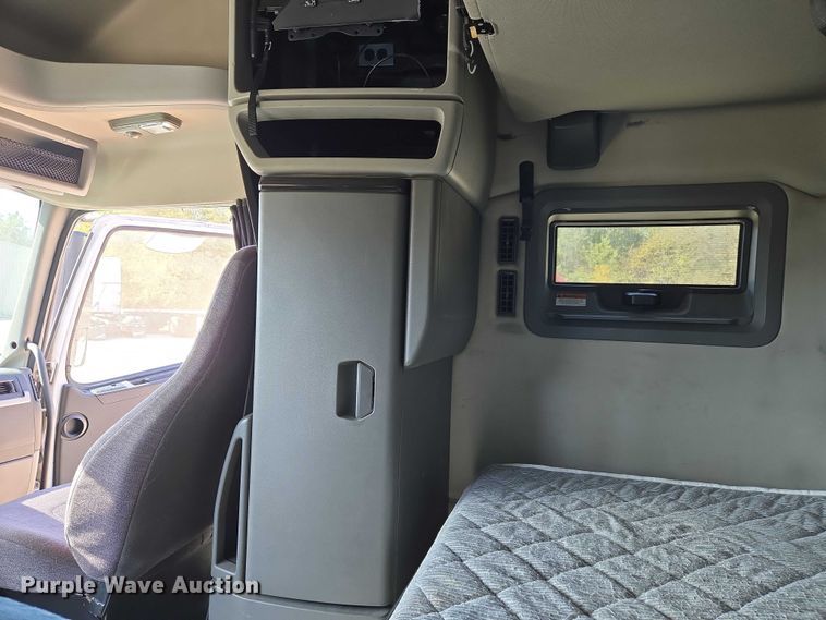 image for item EU3995 2019 Volvo Truck VNL semi truck