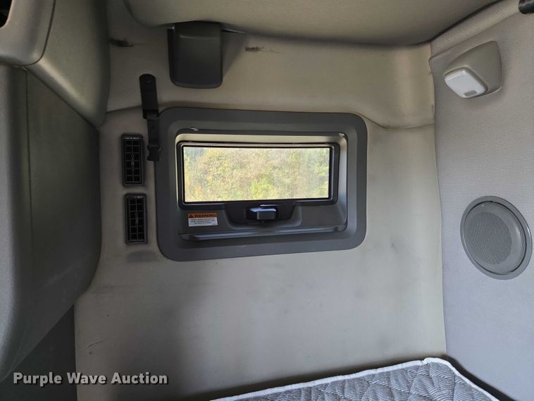 image for item EU3995 2019 Volvo Truck VNL semi truck