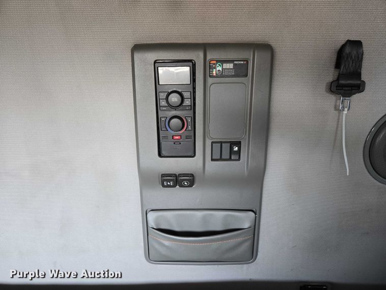 image for item EU3995 2019 Volvo Truck VNL semi truck