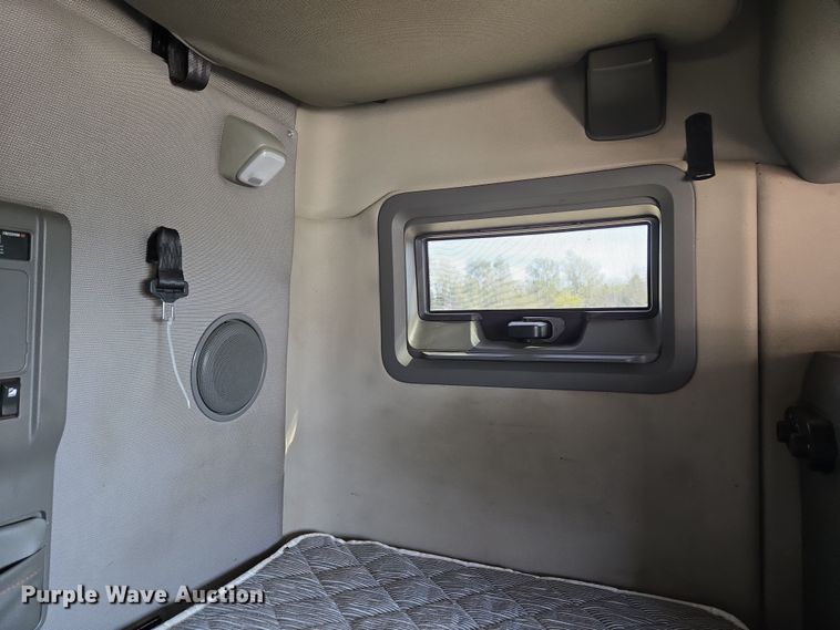 image for item EU3995 2019 Volvo Truck VNL semi truck