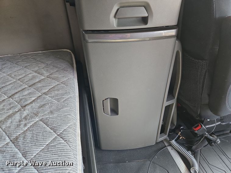 image for item EU3995 2019 Volvo Truck VNL semi truck