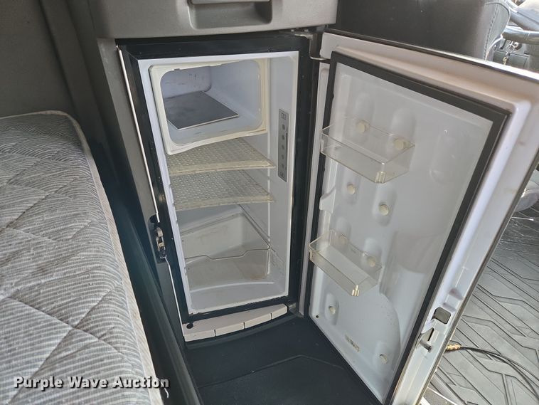 image for item EU3995 2019 Volvo Truck VNL semi truck