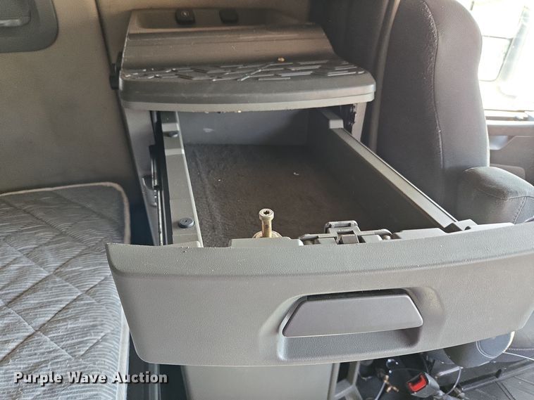 image for item EU3995 2019 Volvo Truck VNL semi truck