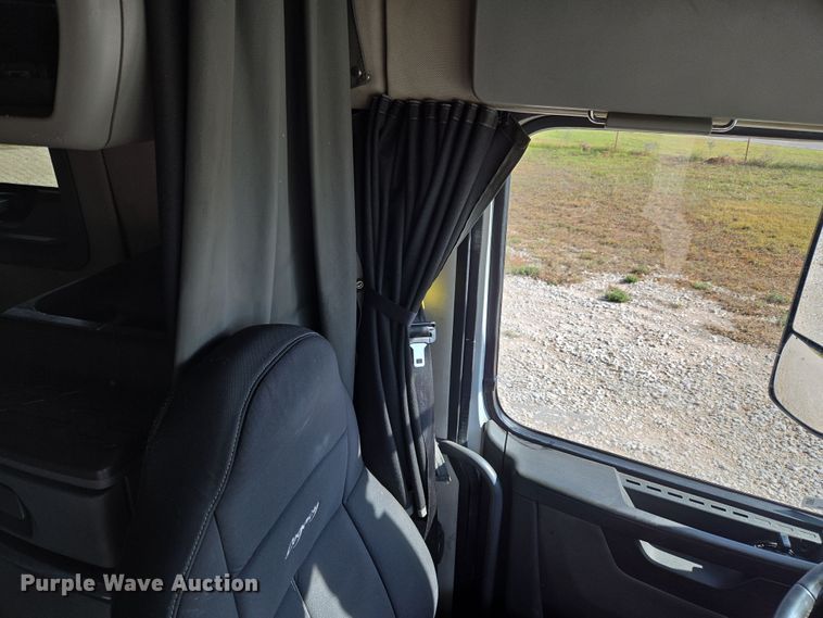 image for item EU3995 2019 Volvo Truck VNL semi truck