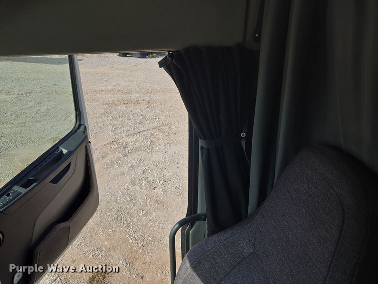 image for item EU3995 2019 Volvo Truck VNL semi truck