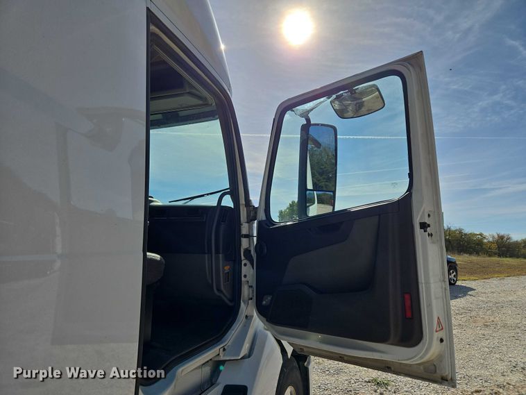 image for item EU3995 2019 Volvo Truck VNL semi truck