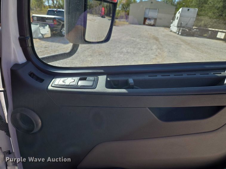 image for item EU3995 2019 Volvo Truck VNL semi truck