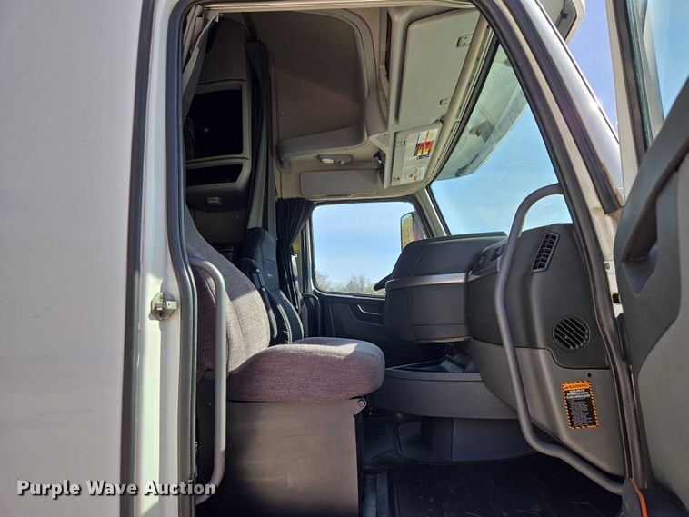 image for item EU3995 2019 Volvo Truck VNL semi truck