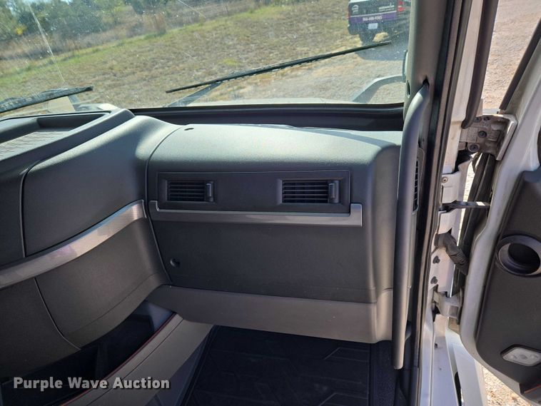 image for item EU3995 2019 Volvo Truck VNL semi truck