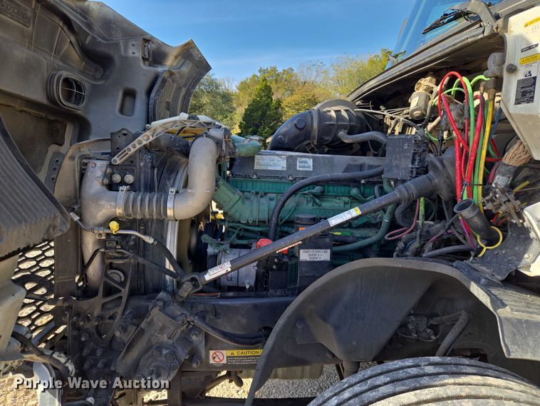 image for item EU3995 2019 Volvo Truck VNL semi truck