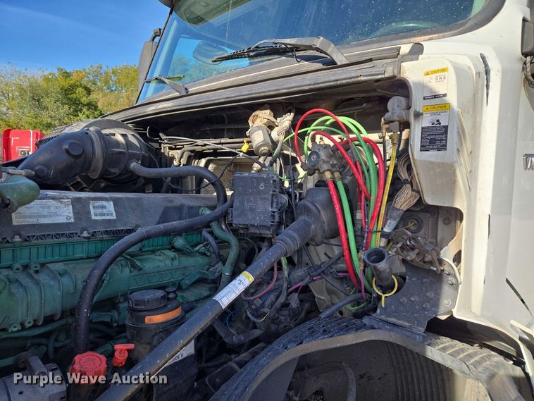 image for item EU3995 2019 Volvo Truck VNL semi truck