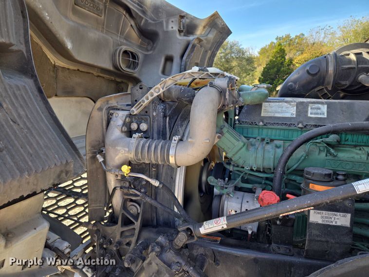 image for item EU3995 2019 Volvo Truck VNL semi truck