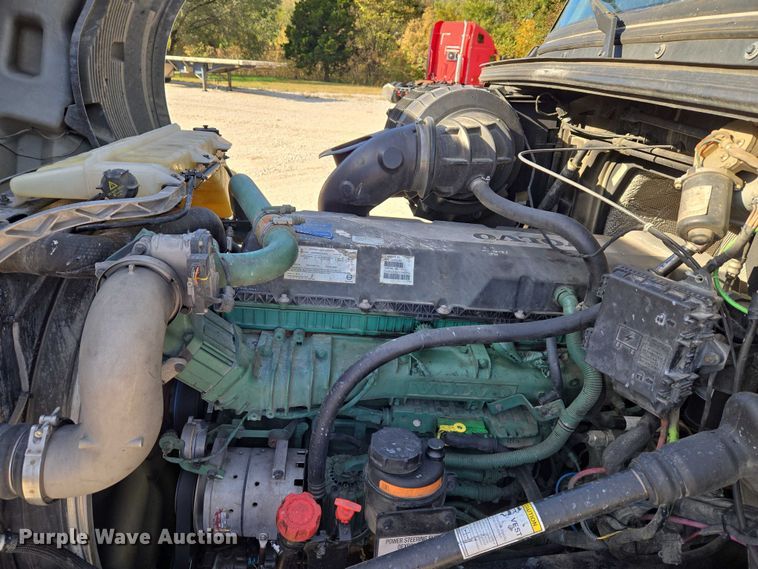 image for item EU3995 2019 Volvo Truck VNL semi truck