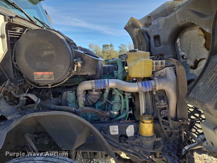 image for item EU3995 2019 Volvo Truck VNL semi truck