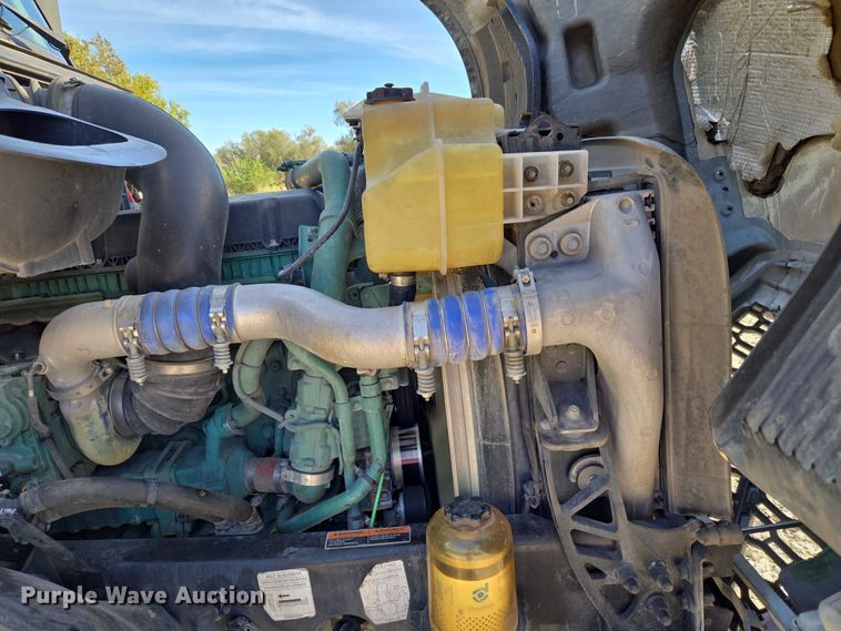 image for item EU3995 2019 Volvo Truck VNL semi truck