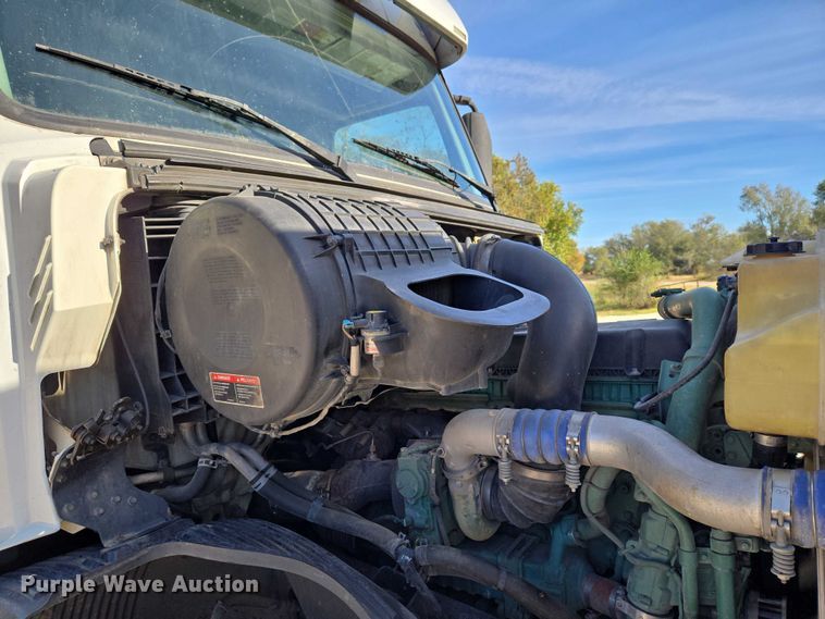 image for item EU3995 2019 Volvo Truck VNL semi truck