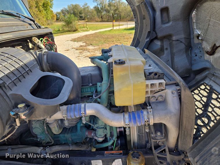 image for item EU3995 2019 Volvo Truck VNL semi truck