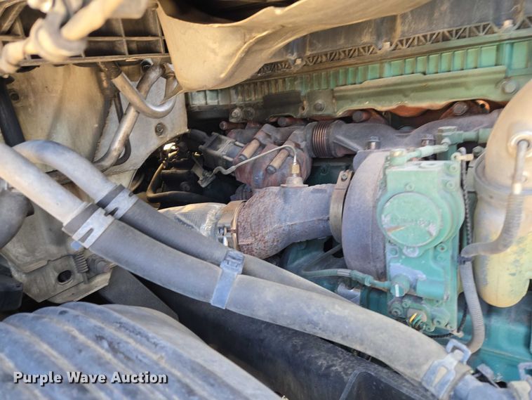 image for item EU3995 2019 Volvo Truck VNL semi truck