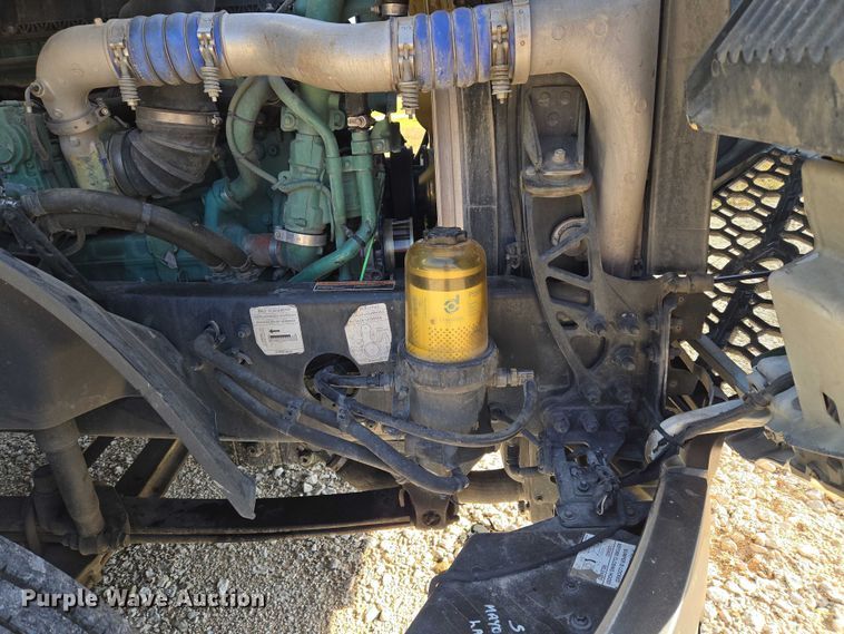 image for item EU3995 2019 Volvo Truck VNL semi truck