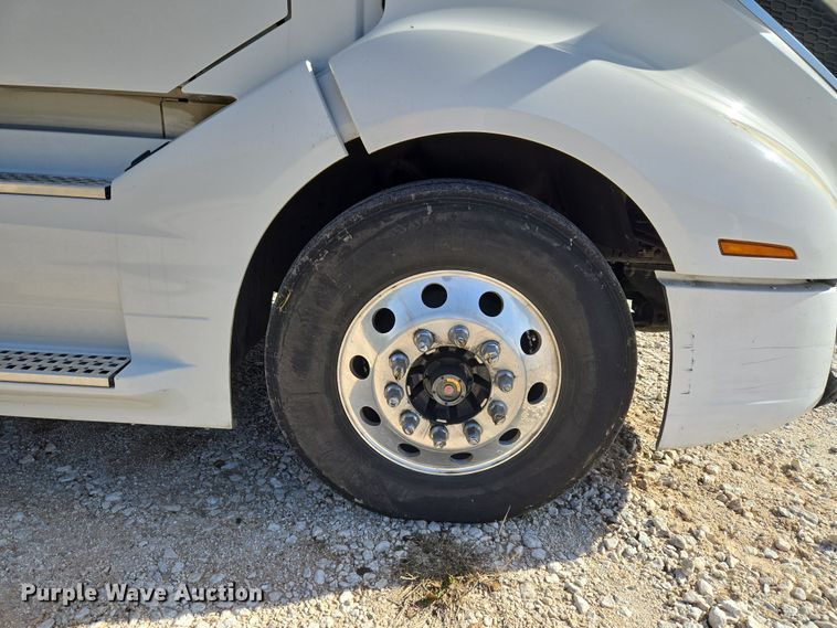 image for item EU3995 2019 Volvo Truck VNL semi truck